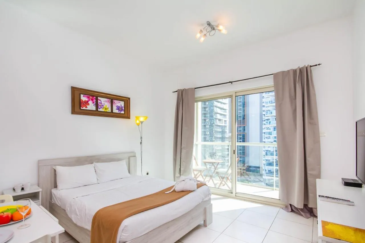 Bespoke Holiday Homes - Studio Apartment With Marina View Dubaj